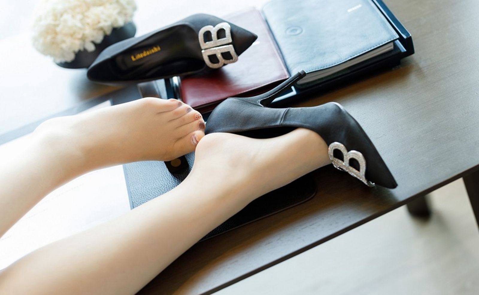 Angela小热巴办公室脱丝袜美腿制服诱惑高跟肉丝袜美女