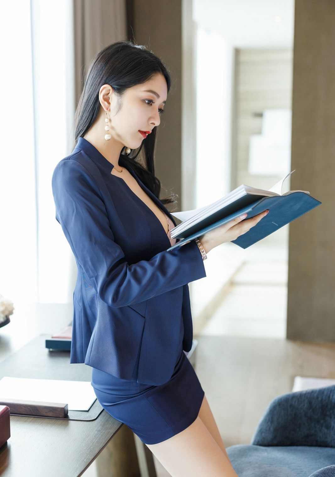 Angela小热巴办公室脱丝袜美腿制服诱惑高跟肉丝袜美女