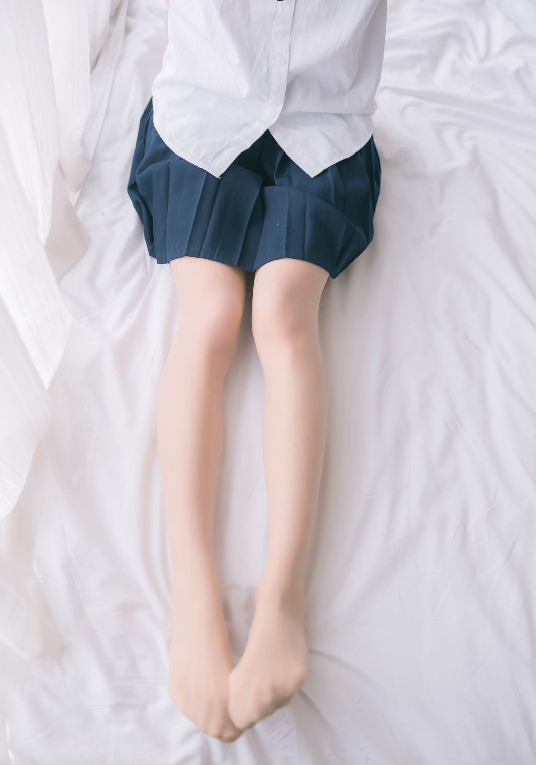 Kitaro_绮太郎大尺度脱丝袜美腿性感制服短裙写真