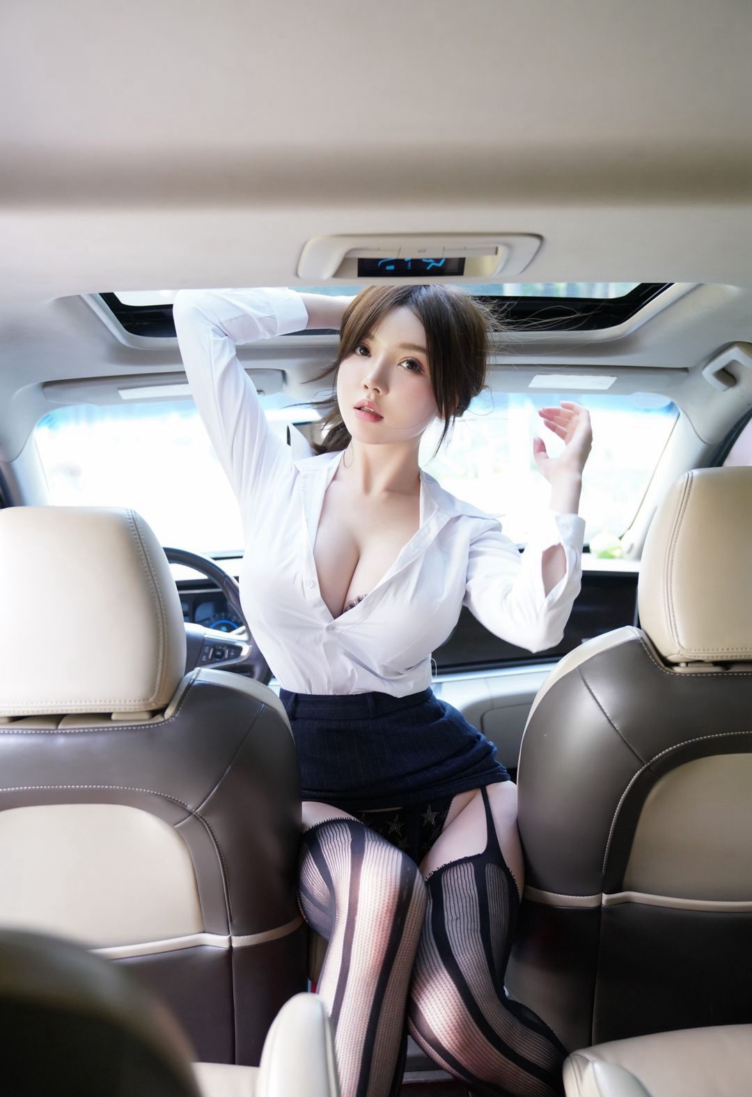 糯美子Mini黑丝美腿诱惑大奶车内诱惑人体写真