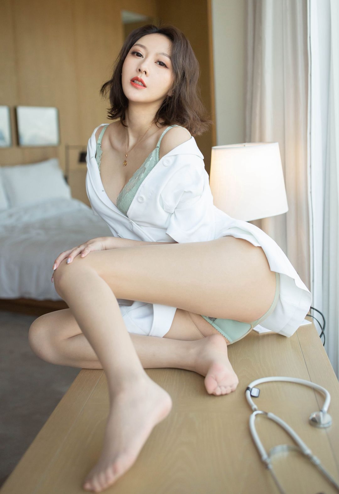 性感护士装情趣美少妇脱掉肉丝袜露出极品美腿