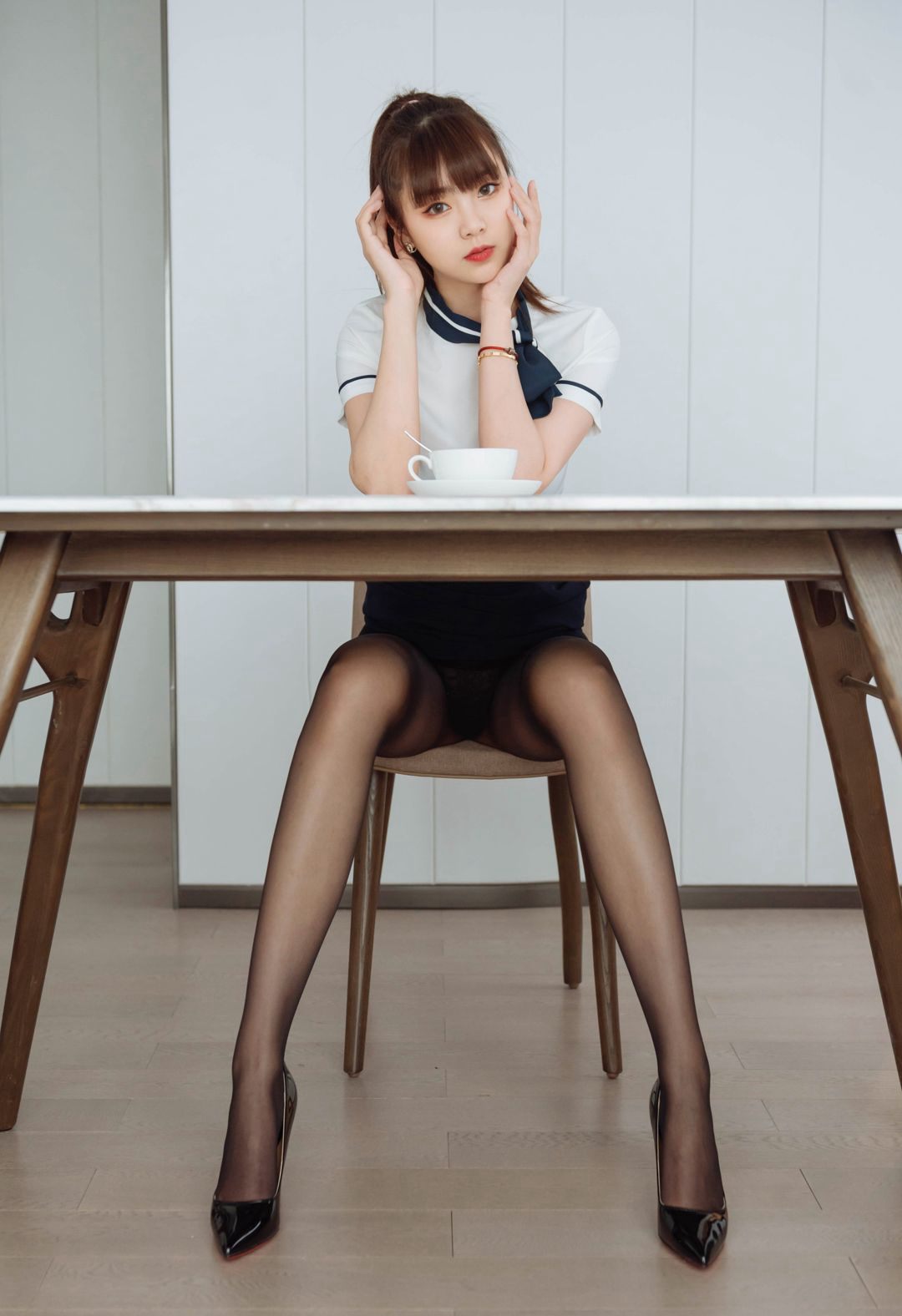 超美嫩模黑丝美腿诱惑翘臀可樂Vicky无遮挡