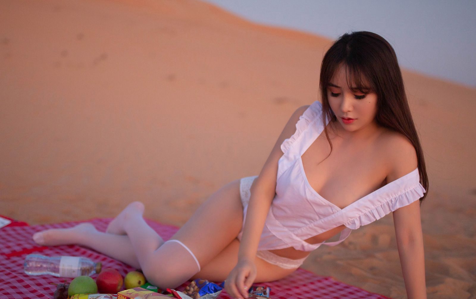 陶喜乐_lele野外诱惑白丝袜美腿性感丁字裤臀控福利