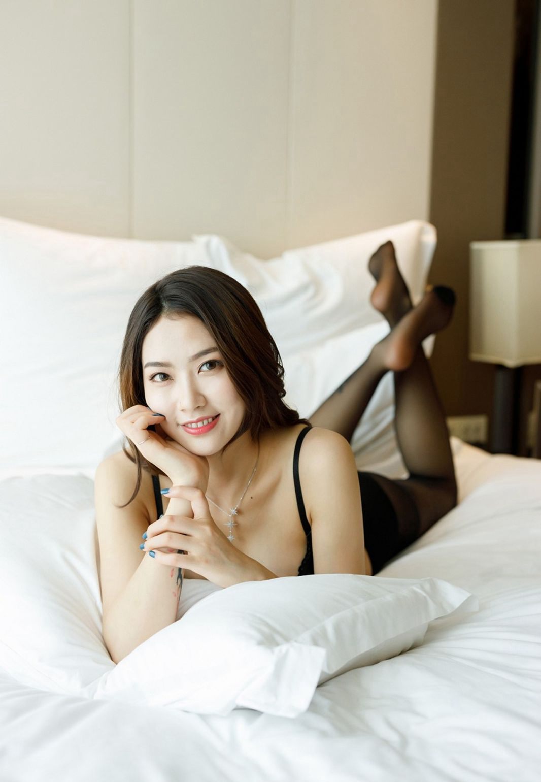 方子萱脱掉黑丝袜漏长腿制服诱惑风骚诱人写真