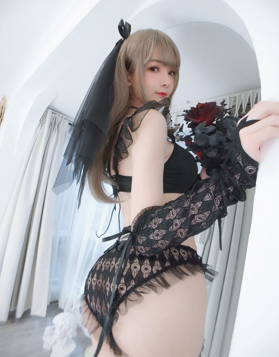 一小央泽最新Cosplay诱惑蕾丝情趣黑丝袜白皙美图