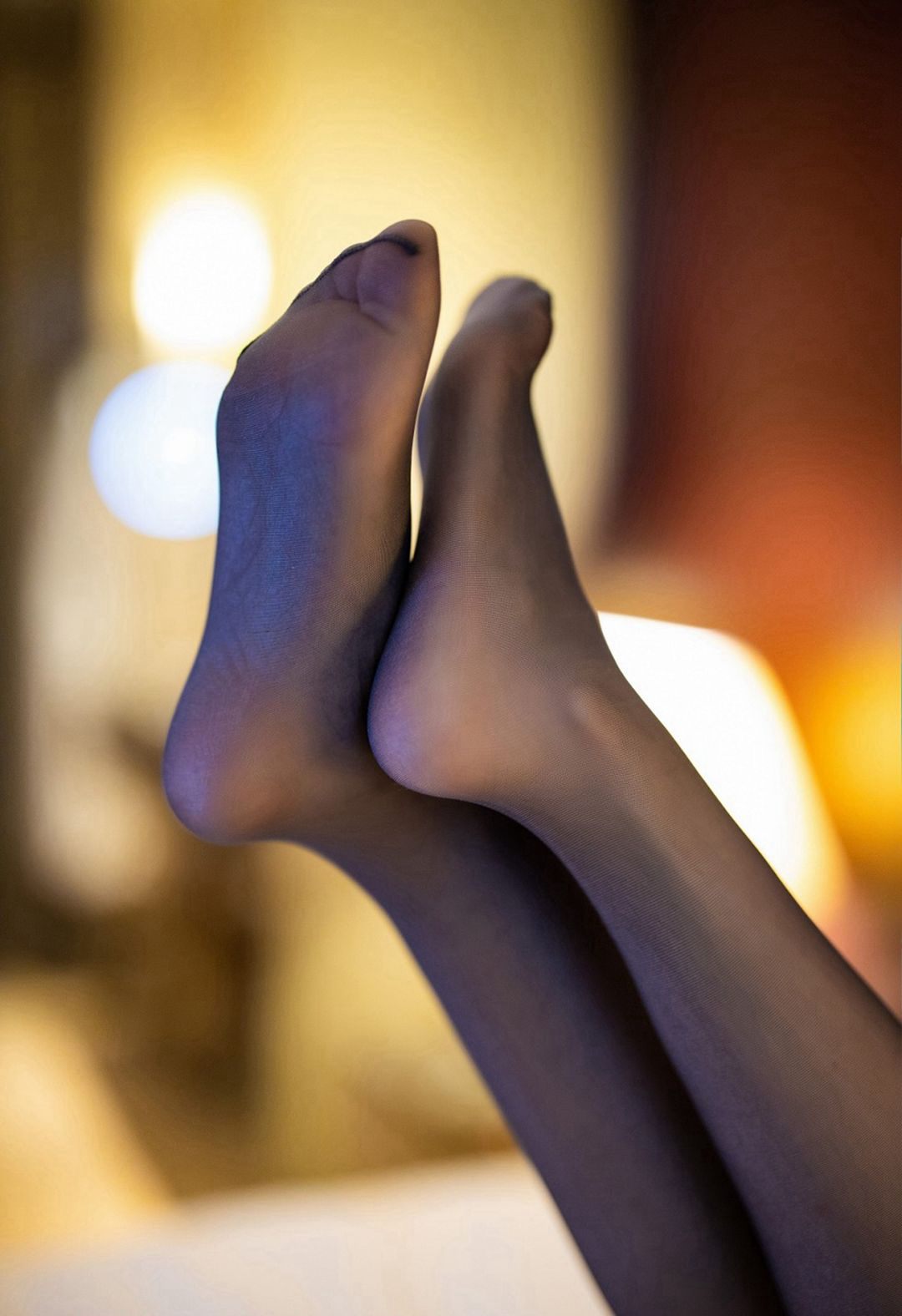 裸露允儿Claire翘臀黑丝高跟床上脱丝袜秀诱惑美腿玉足