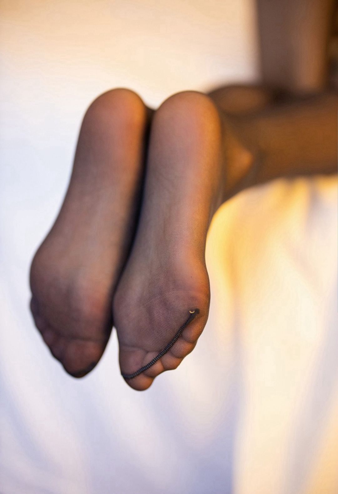 裸露允儿Claire翘臀黑丝高跟床上脱丝袜秀诱惑美腿玉足