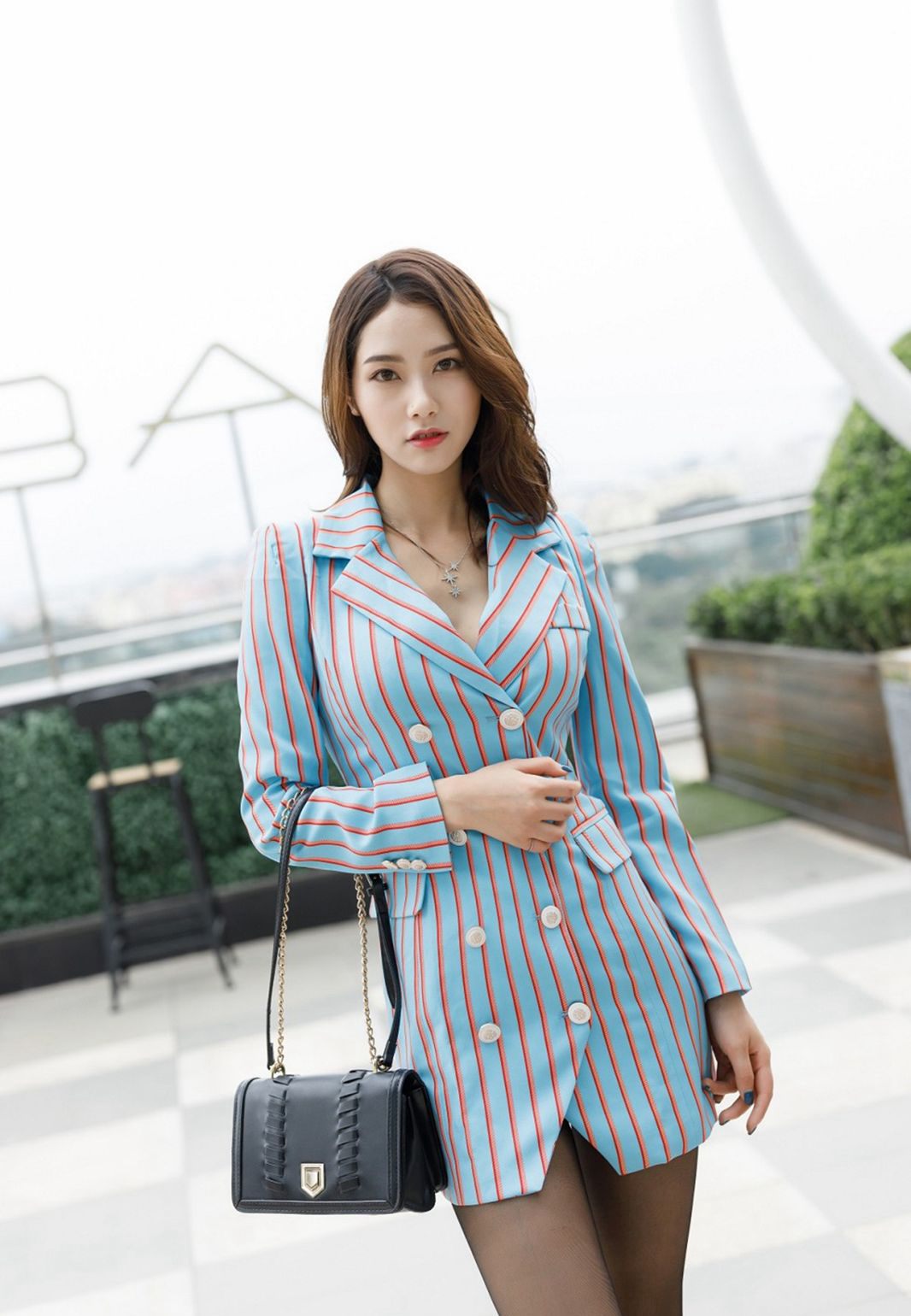 方子萱黑丝美腿制服诱惑外拍极品高跟美腿写真