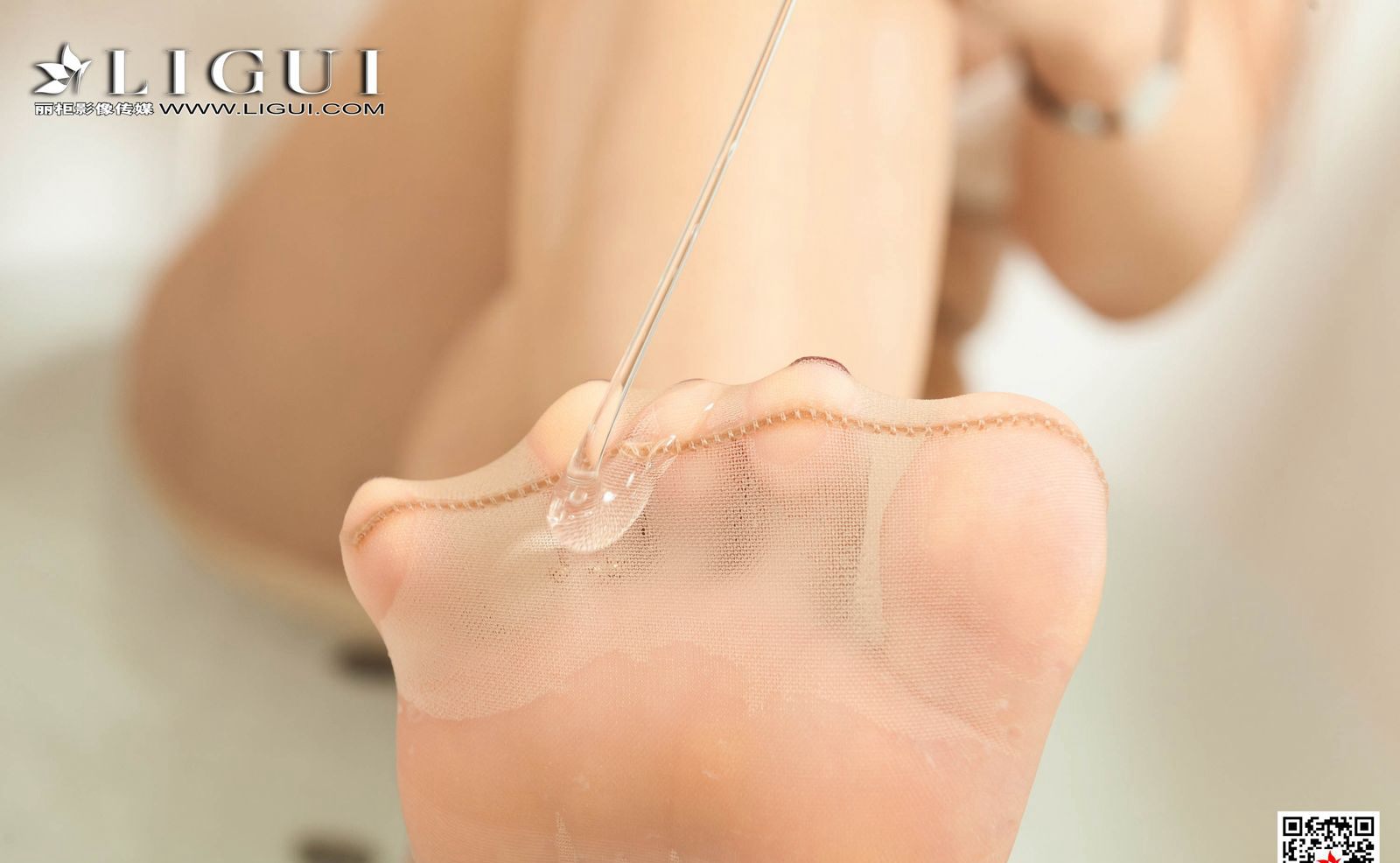 超美湿身美少妇玉足诱惑大奶丰满肉丝袜湿身写真