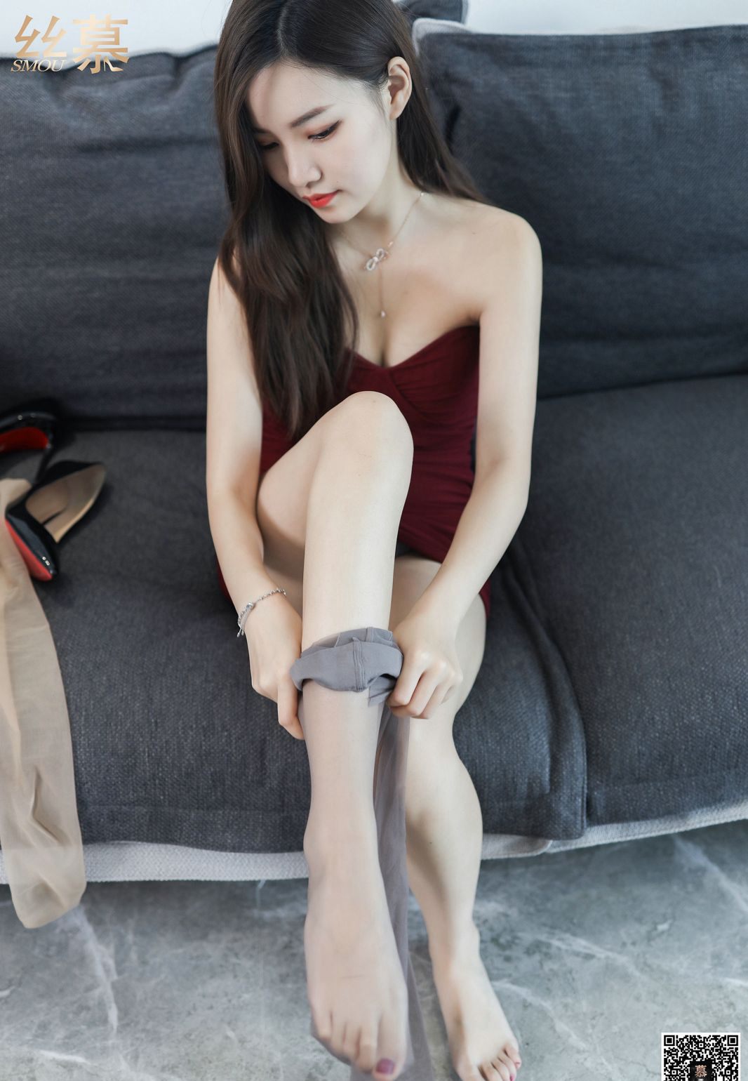 水嫩白皙的高颜值妹子美腿玉足肉色丝袜极品诱惑的美腿写真