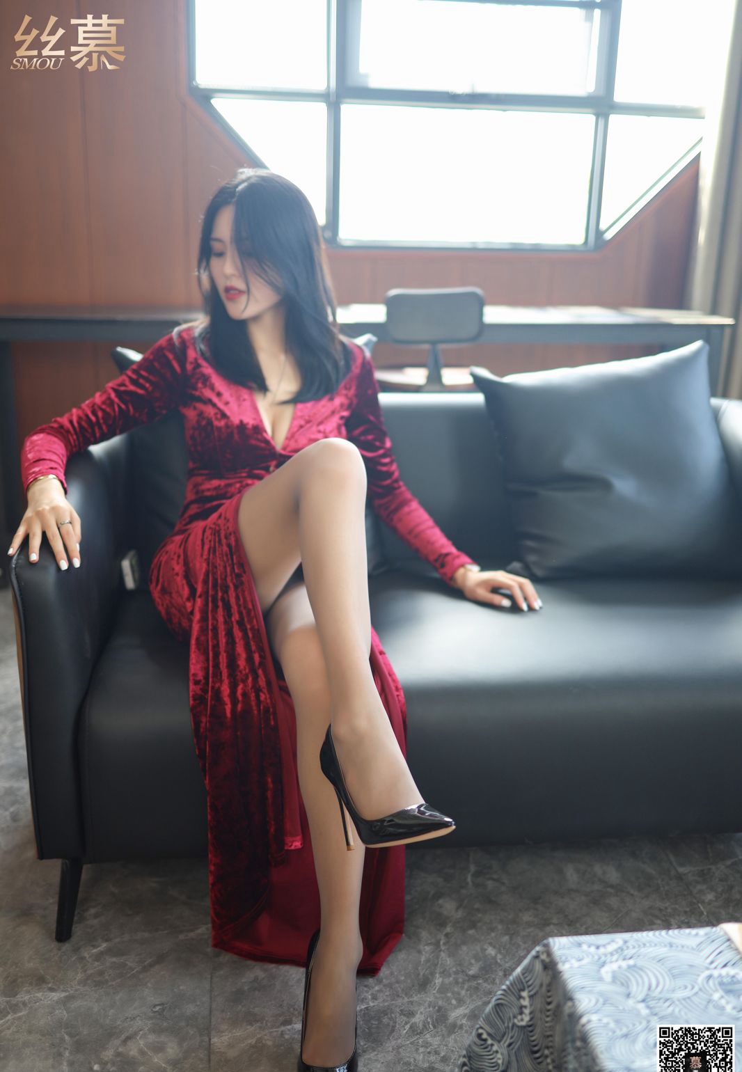 极致美少妇私房灰色丝袜美腿高跟高清玉足写真