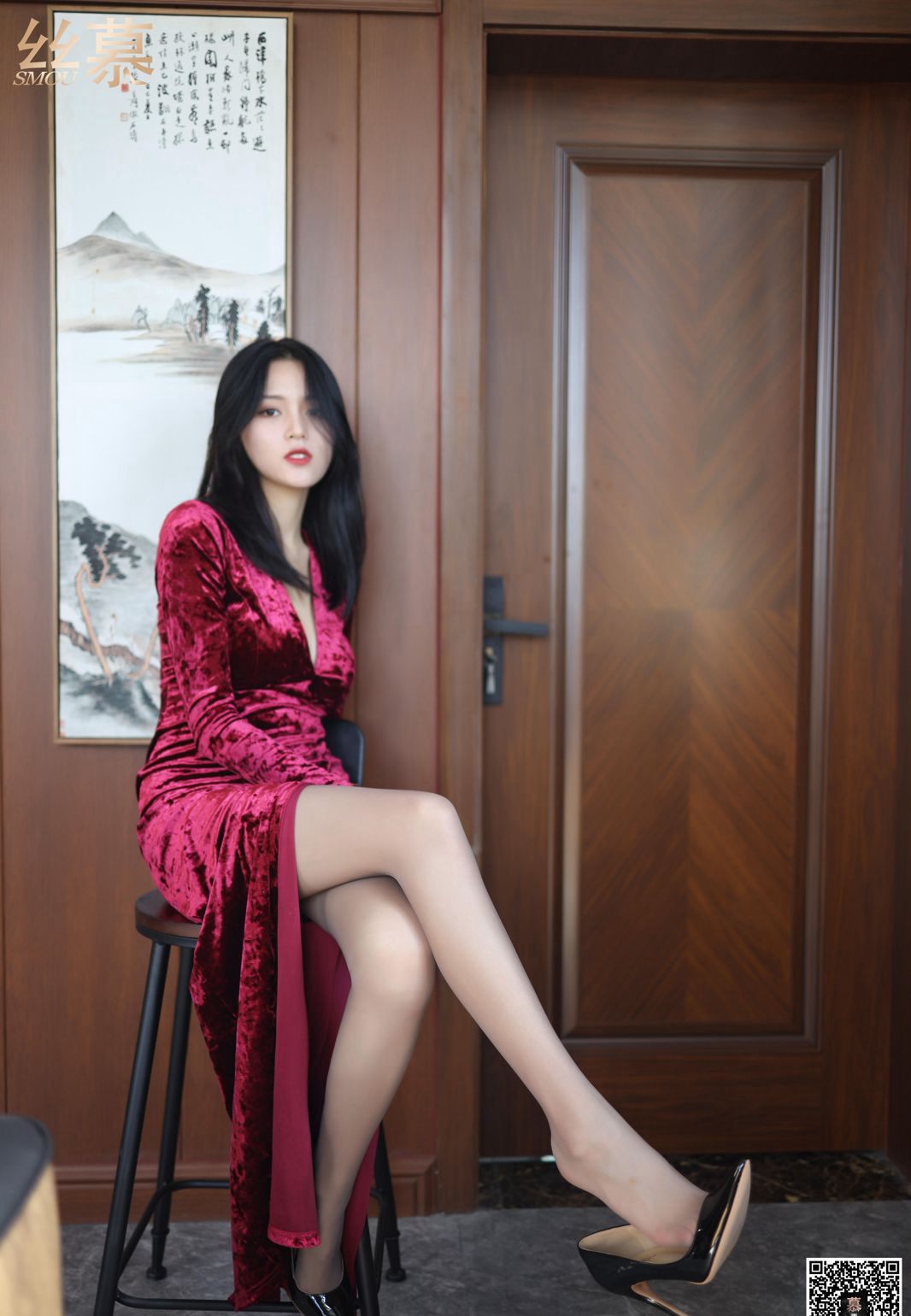 极致美少妇私房灰色丝袜美腿高跟高清玉足写真