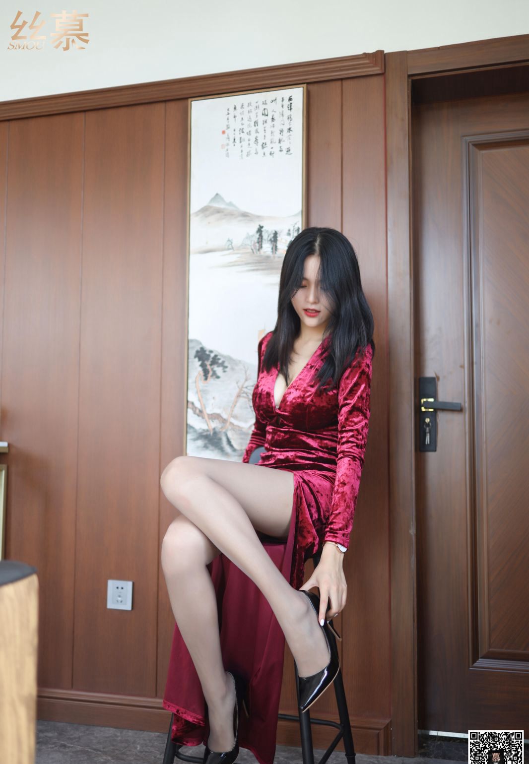 极致美少妇私房灰色丝袜美腿高跟高清玉足写真