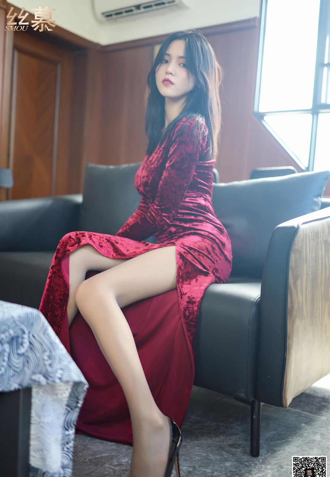 极致美少妇私房灰色丝袜美腿高跟高清玉足写真