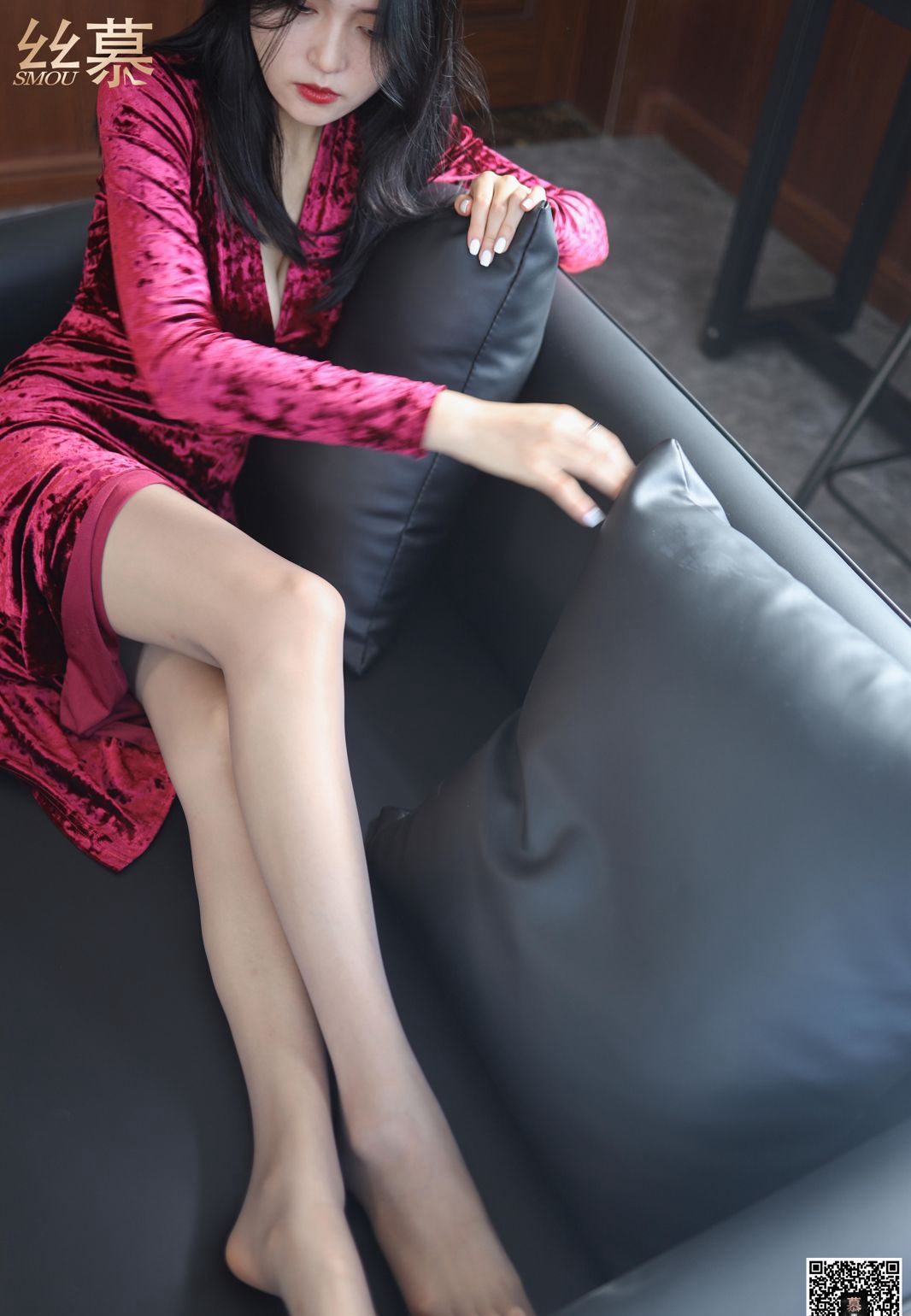 极致美少妇私房灰色丝袜美腿高跟高清玉足写真