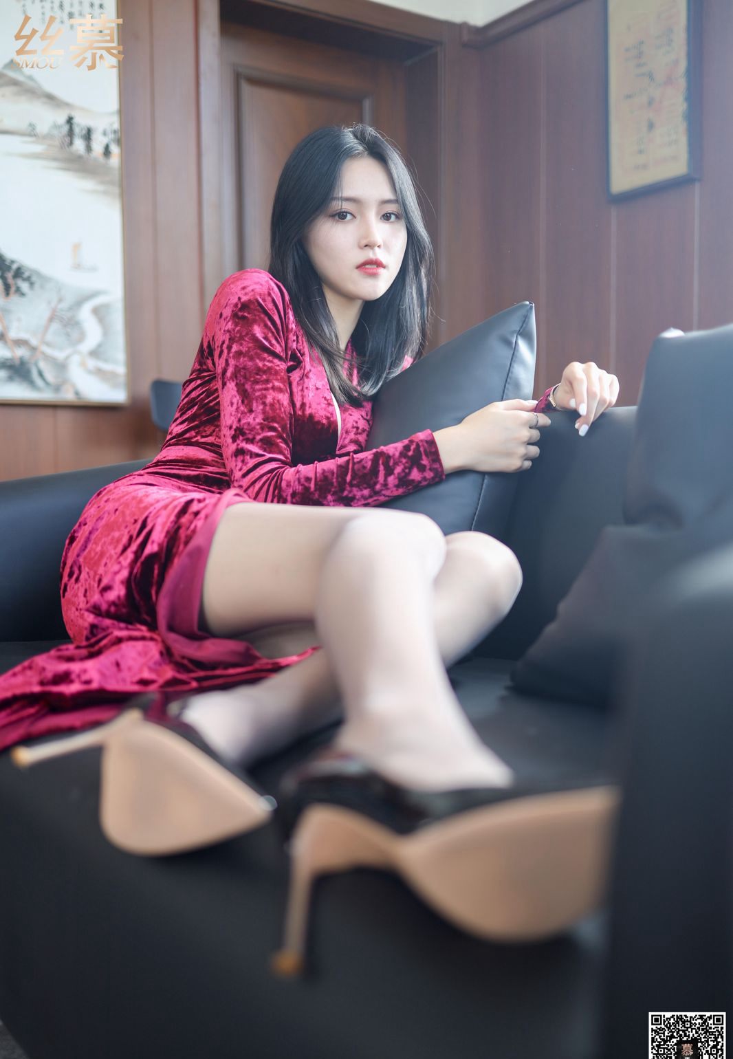 极致美少妇私房灰色丝袜美腿高跟高清玉足写真