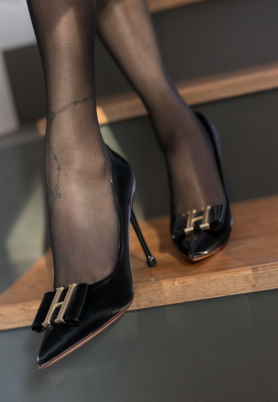 高质量人体模特Lavinia肉肉黑丝美腿高跟短裙诱惑美乳写真