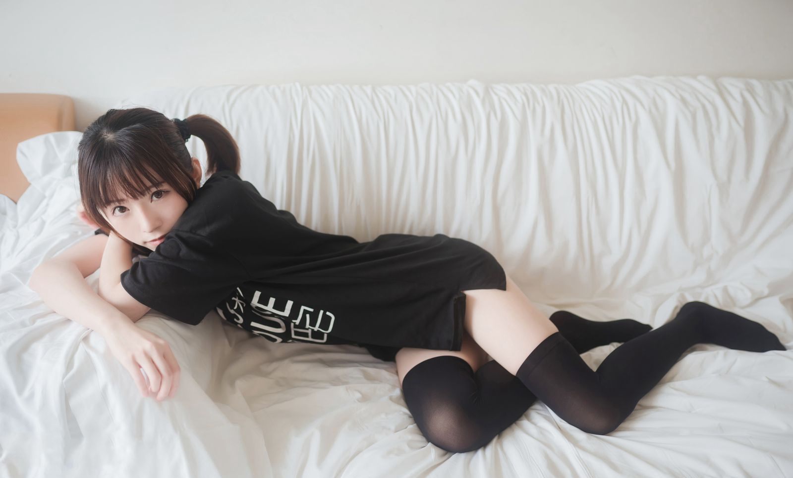 JK制服美女性感黑色过膝袜Cosplay大尺度图片