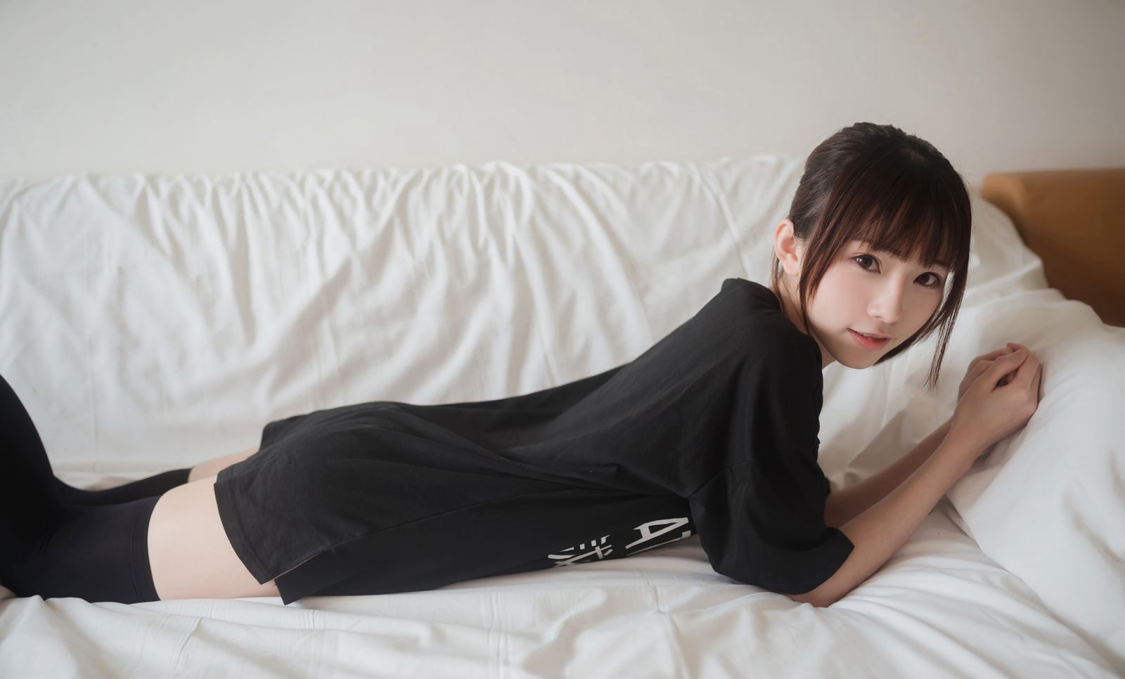 JK制服美女性感黑色过膝袜Cosplay大尺度图片