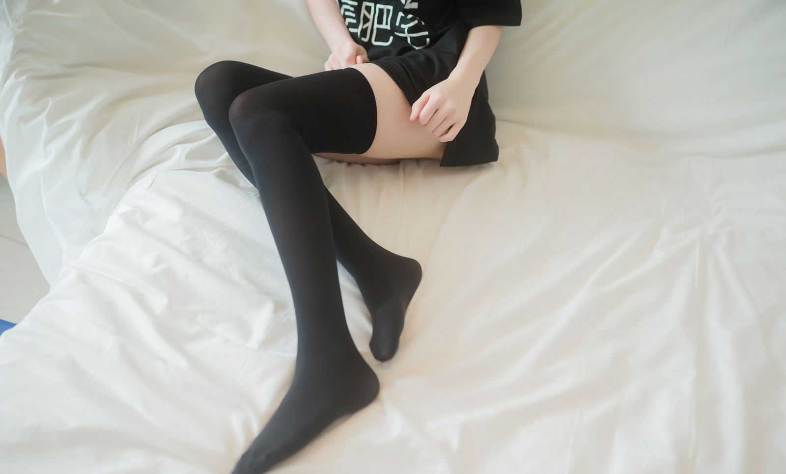 JK制服美女性感黑色过膝袜Cosplay大尺度图片