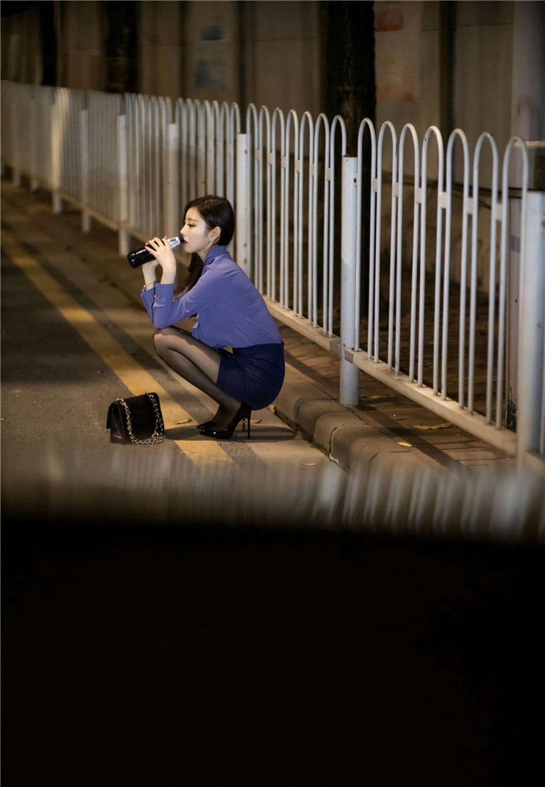 晚上偶遇醉酒的性感黑丝制服诱惑美女嫩模杨晨晨sugar