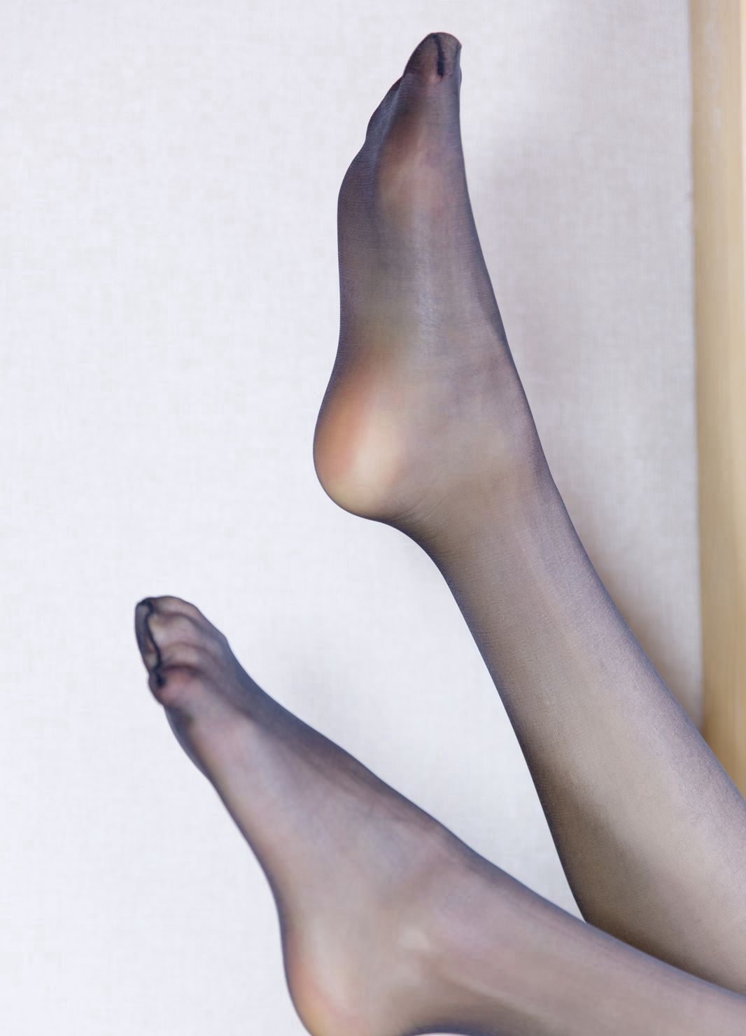 王若伊Zoe极致黑丝袜高跟凉鞋白嫩皮肤高清图