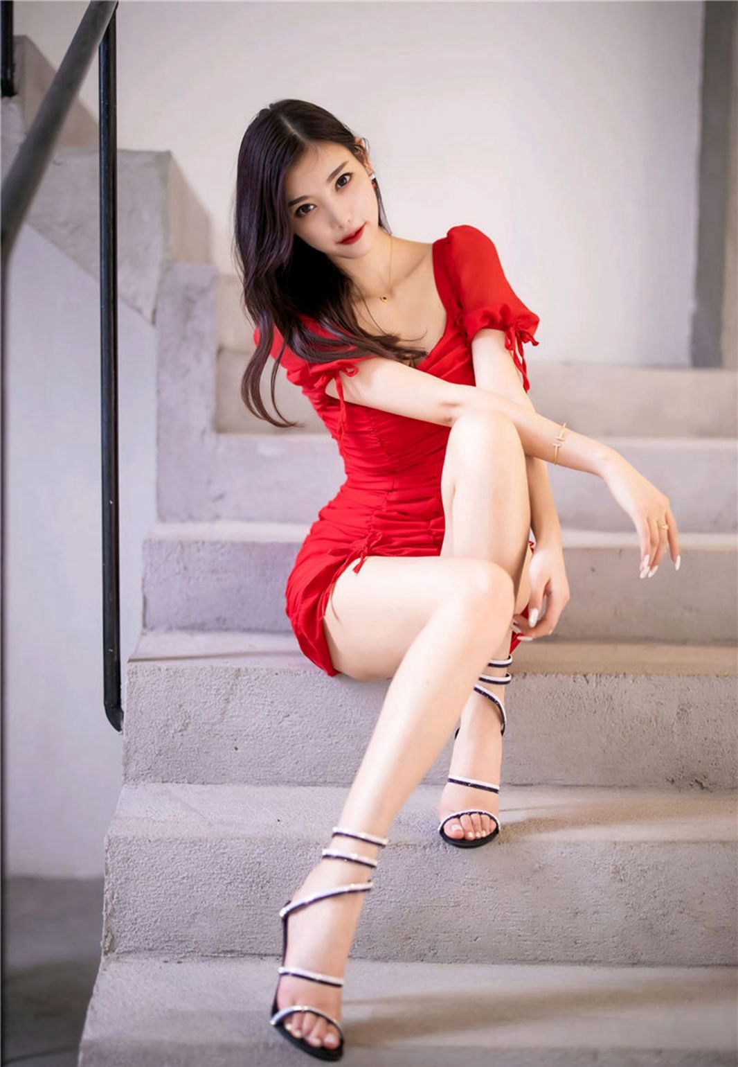 杨晨晨sugar高挑身材气质美腿玉足凉鞋高清图片