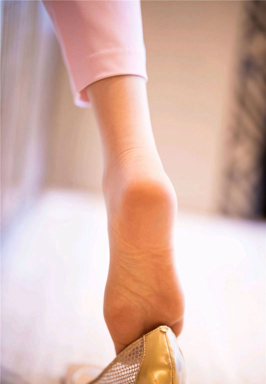 丰满美少妇黄楽然2020最新制服肉丝袜高跟气质合集