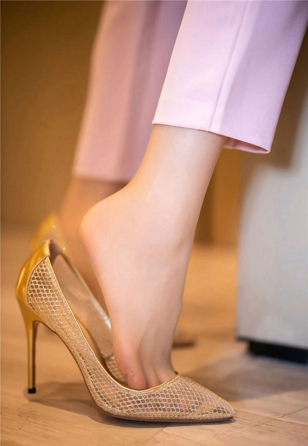 丰满美少妇黄楽然2020最新制服肉丝袜高跟气质合集