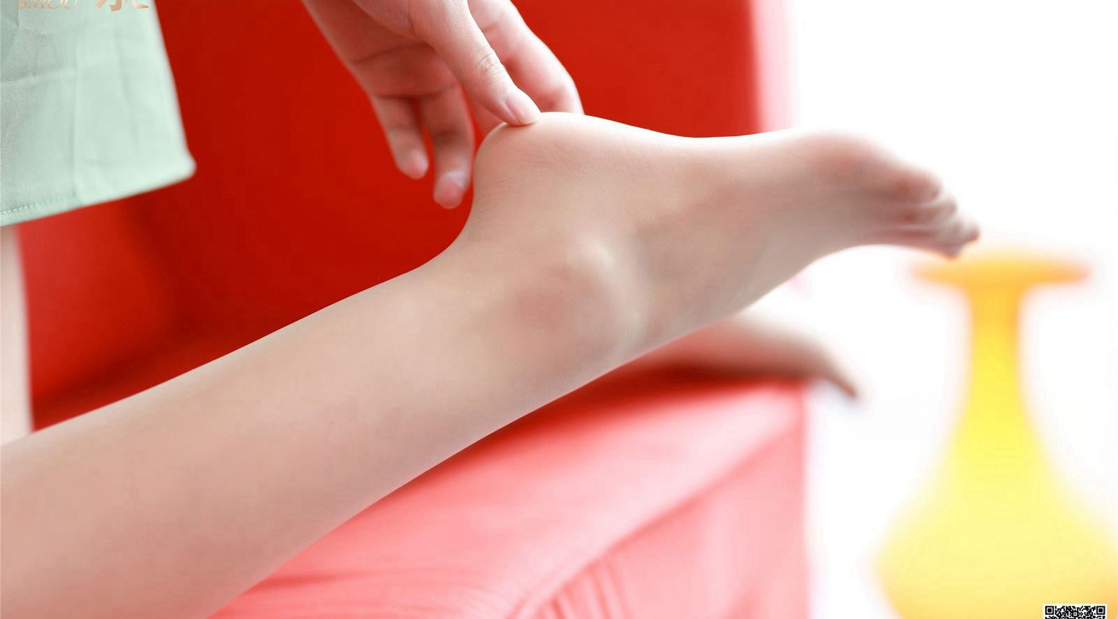 极品美少妇脱肉丝袜彰显美腿高清玉足高跟写真