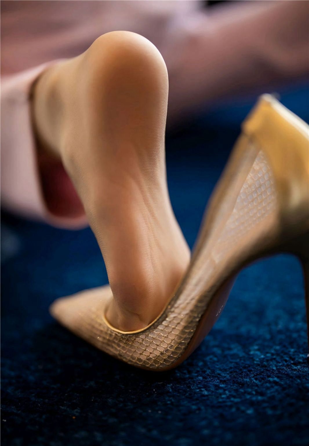 圆臀美女黄楽然极品丁字裤肉丝袜诱惑大尺寸人体写真