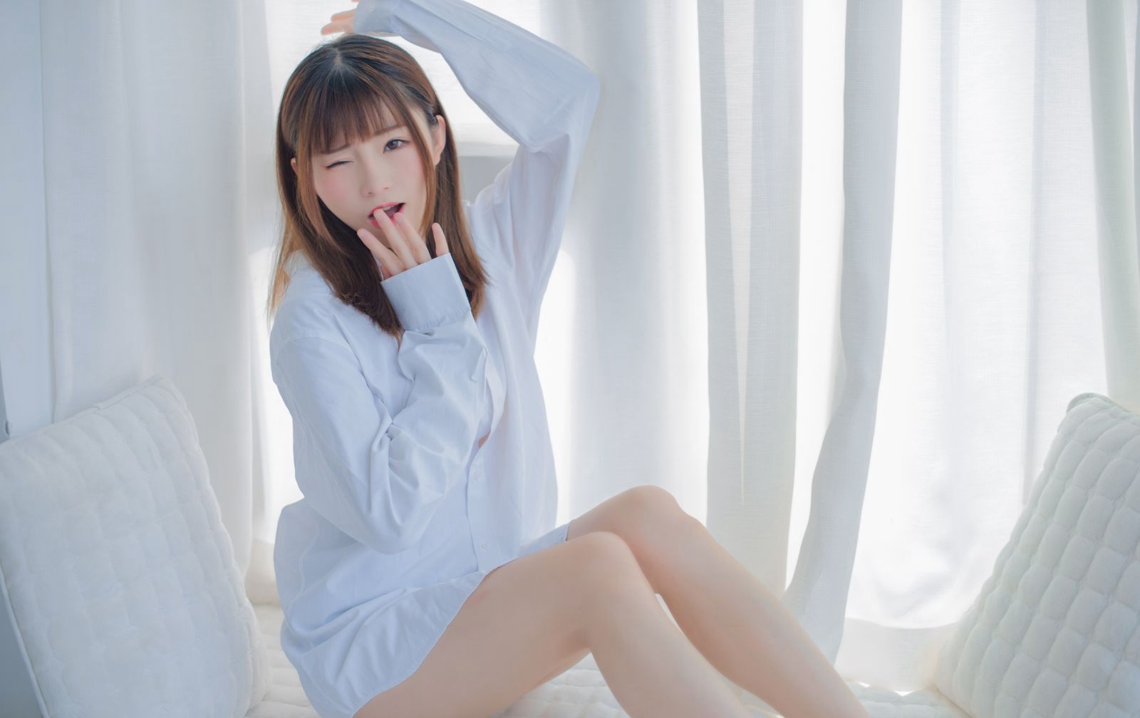 白嫩女神coser绮太郎性感嫩白美腿白皙玉足大尺度写真