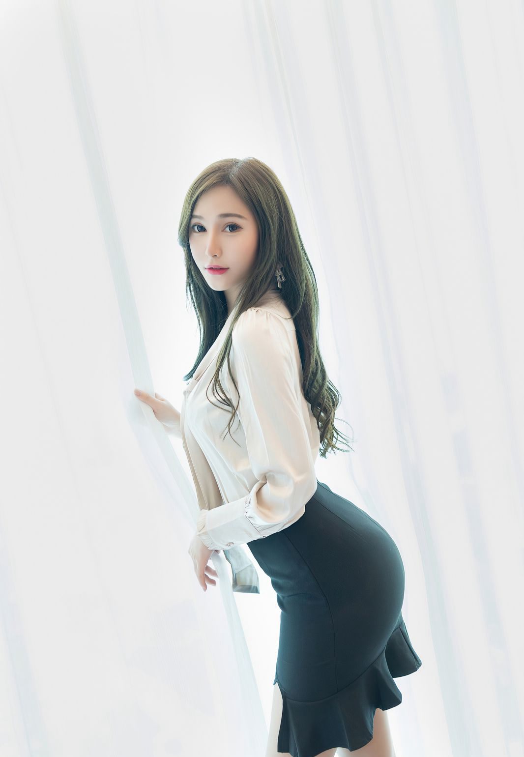 Lavinia肉肉制服诱惑大奶美少妇肉丝袜高跟嫩白美腿