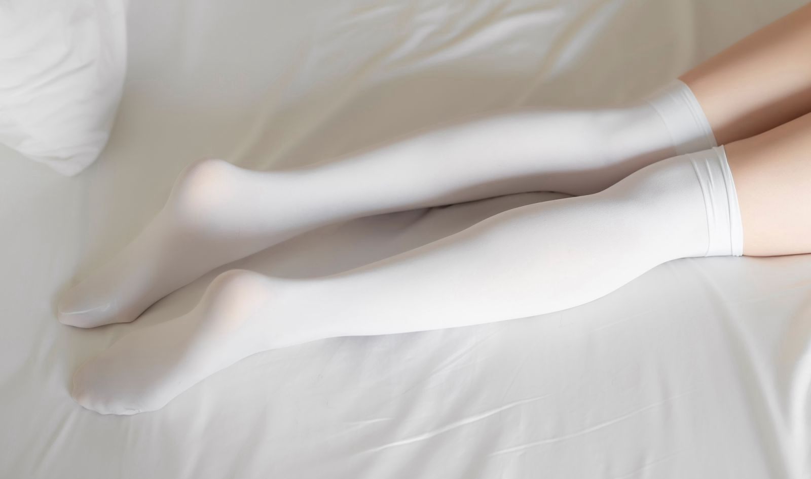 大尺度cos森萝财团白丝袜足控极品美腿超污图片