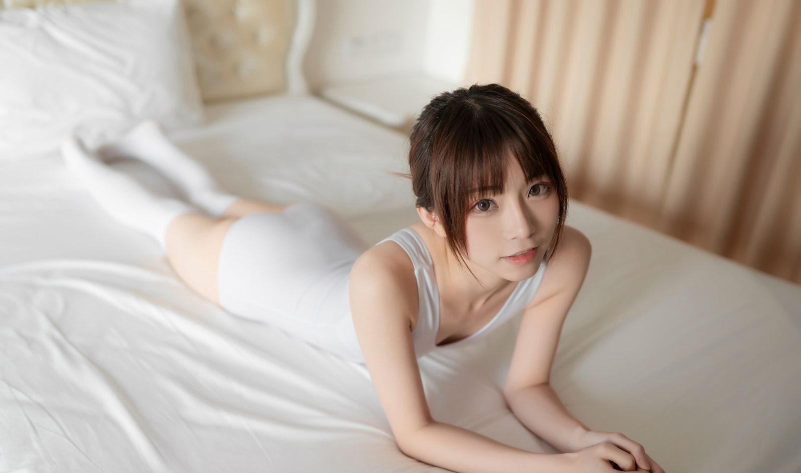 大尺度cos森萝财团白丝袜足控极品美腿超污图片