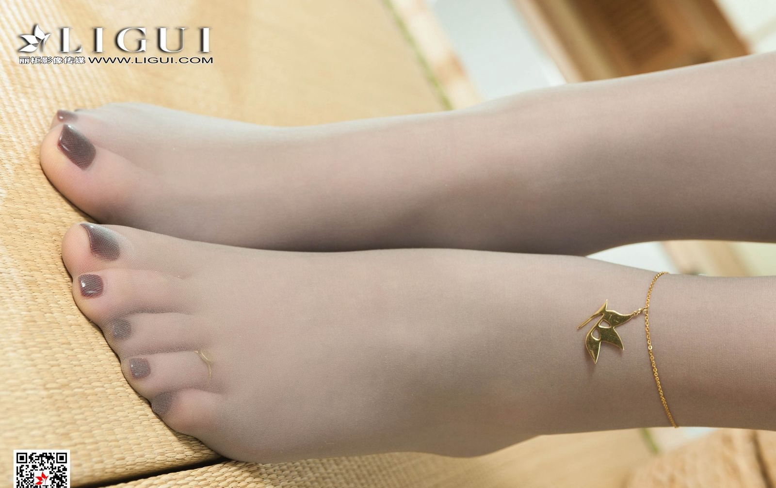 性感灰丝美女诱惑嫩白圆臀大尺度高清玉足图片