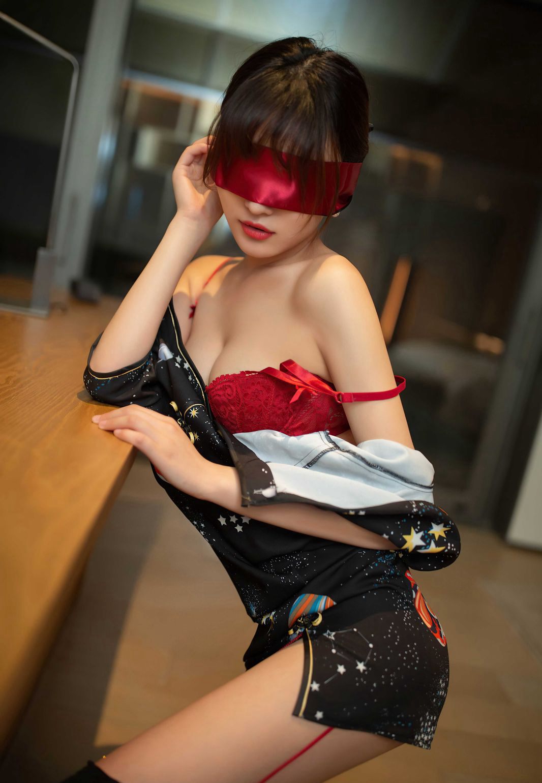 脱掉丝袜蒙着眼睛的陆萱萱风骚白嫩皮肤性感红色丁字裤