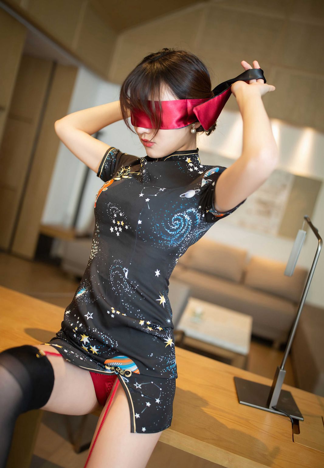 脱掉丝袜蒙着眼睛的陆萱萱风骚白嫩皮肤性感红色丁字裤