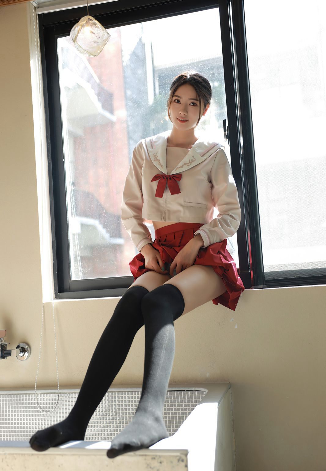 方子萱高颜值小清新女神性感百褶裙写真