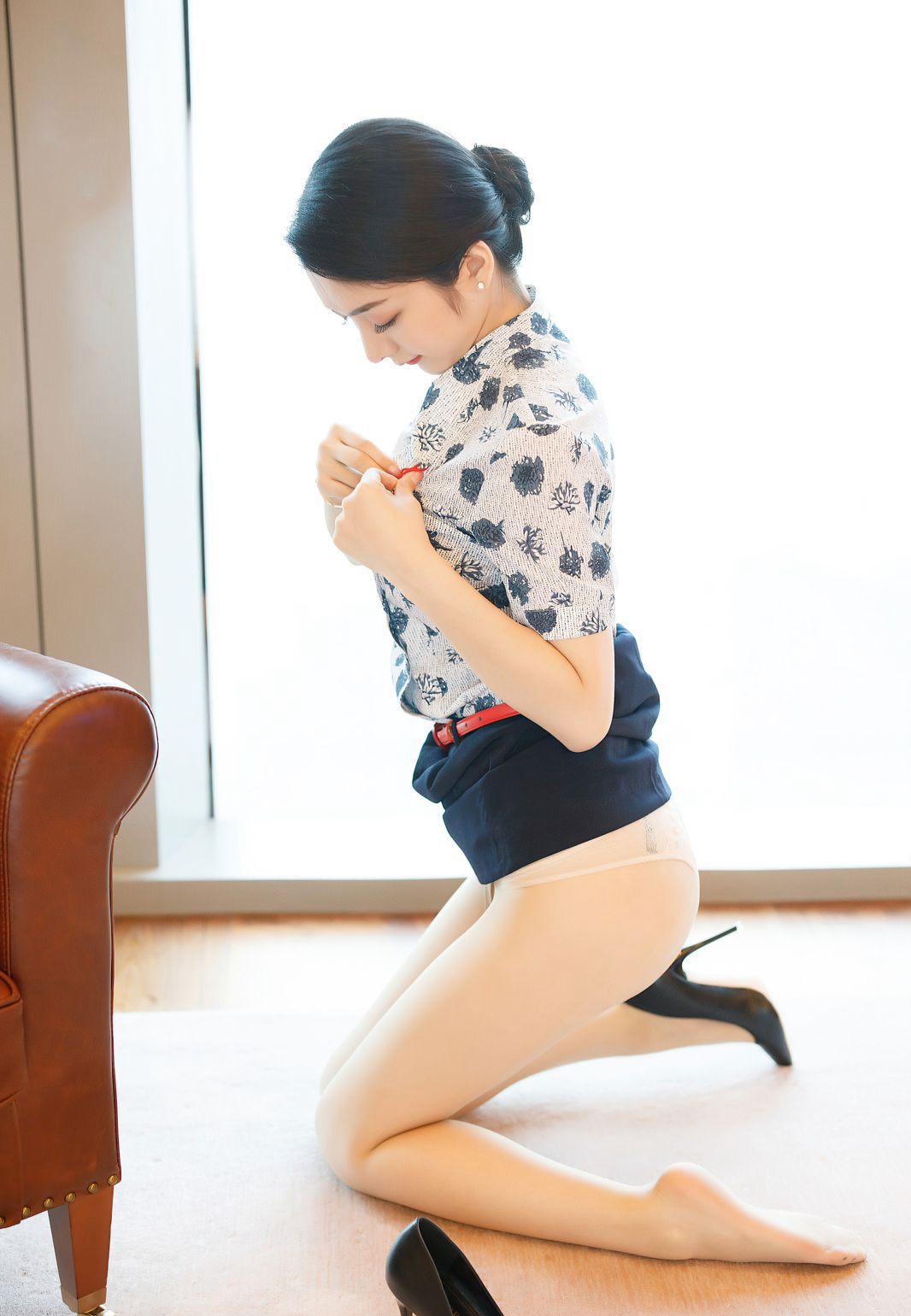 高颜值肉丝袜空姐小热巴脱性感蕾丝内衣嫩白大奶高清图