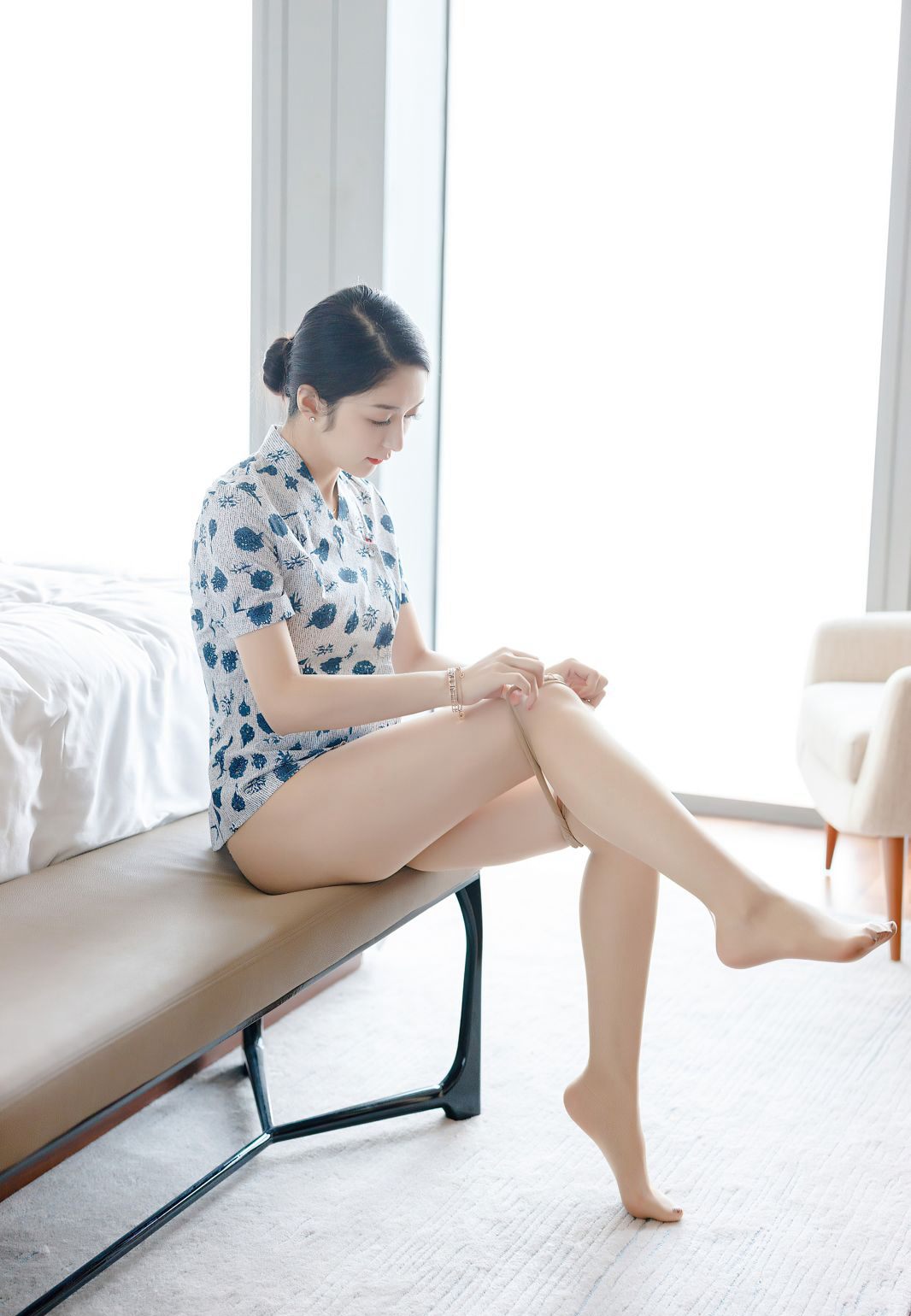 高颜值肉丝袜空姐小热巴脱性感蕾丝内衣嫩白大奶高清图