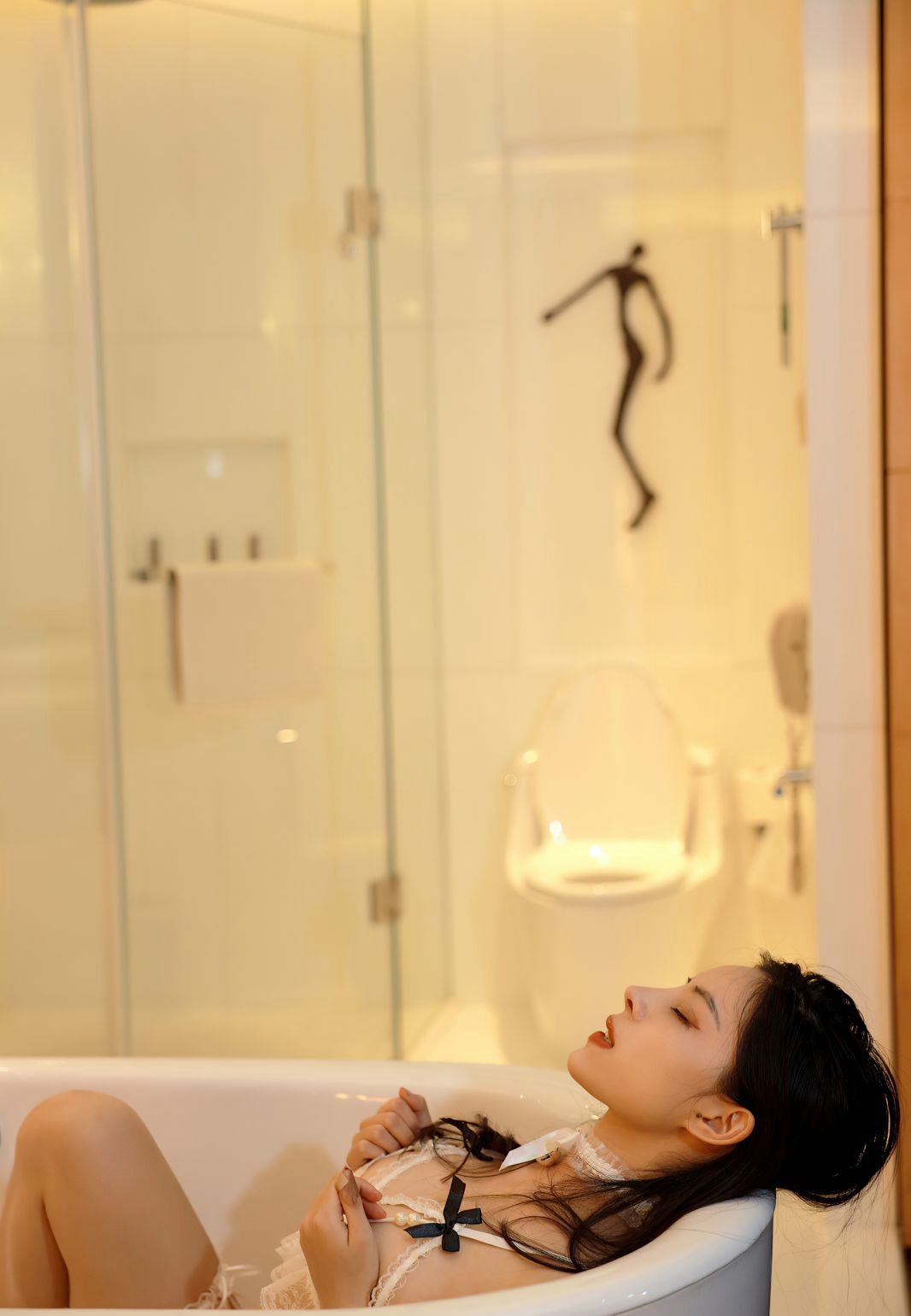 白色蕾丝丁字裤高颜值妹子高级酒店性感白丝足控