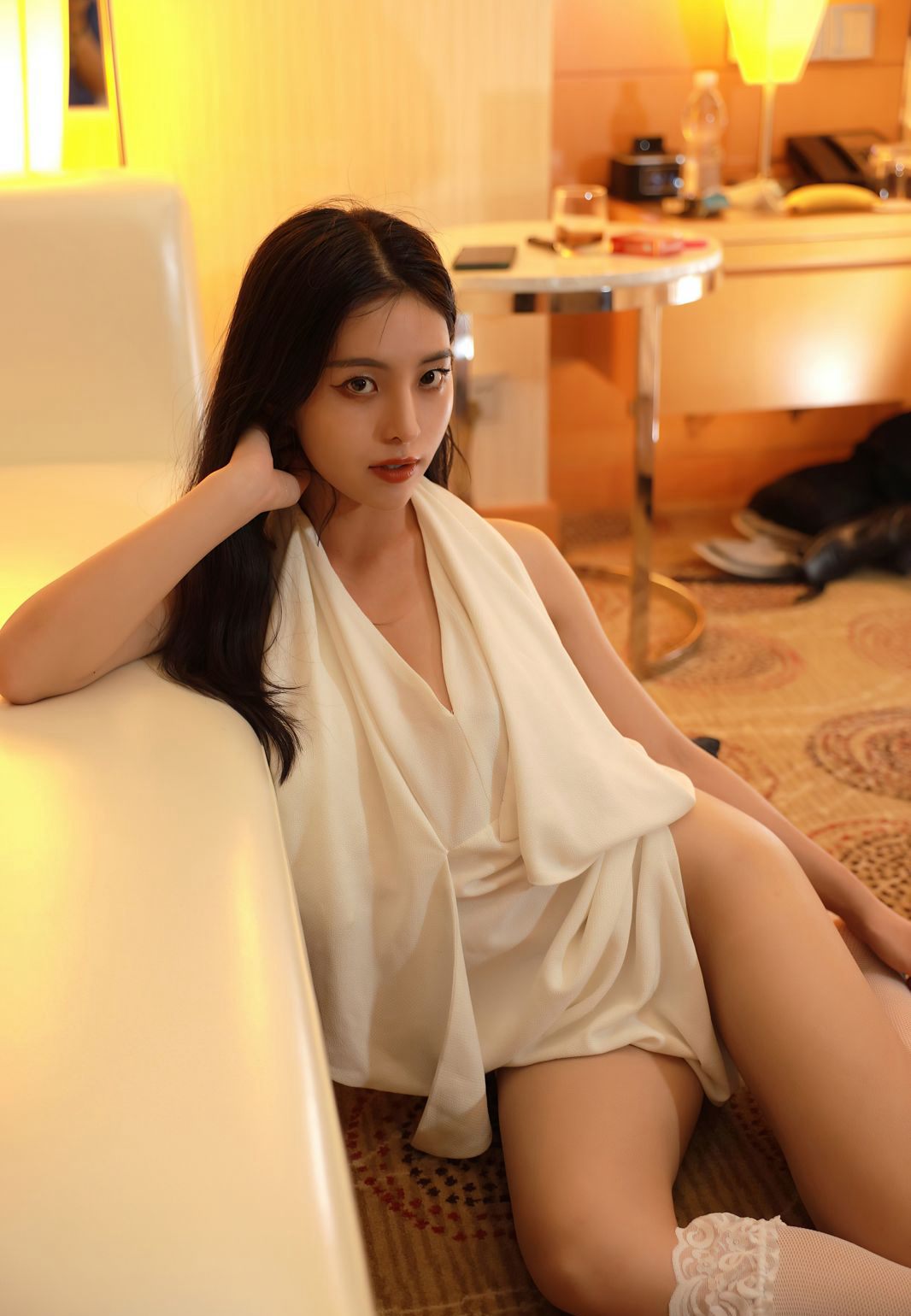 白色蕾丝丁字裤高颜值妹子高级酒店性感白丝足控