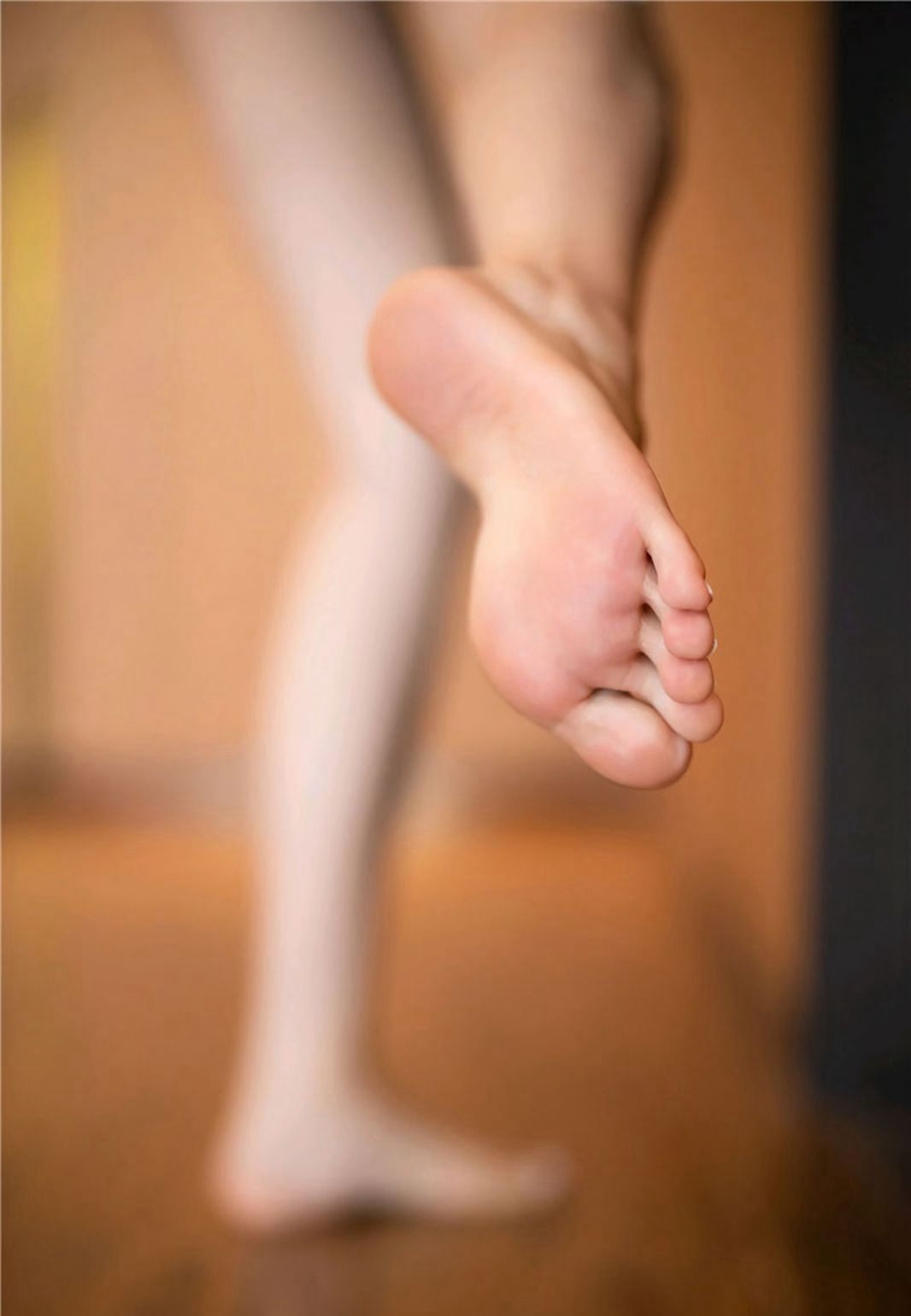 芝芝Booty肉色丝袜美腿高跟极品大屁股丁字裤高级酒店写真