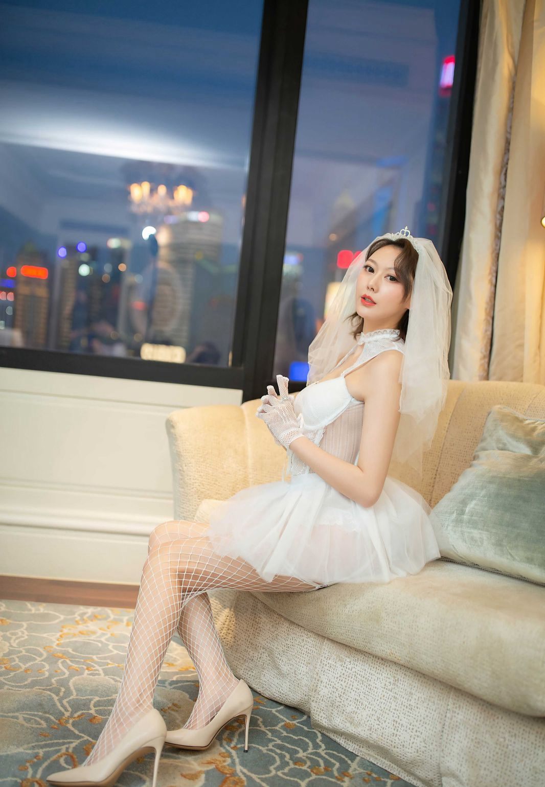 艺轩性感婚纱气质大美女性感吊带网袜高跟美腿撅臀人体