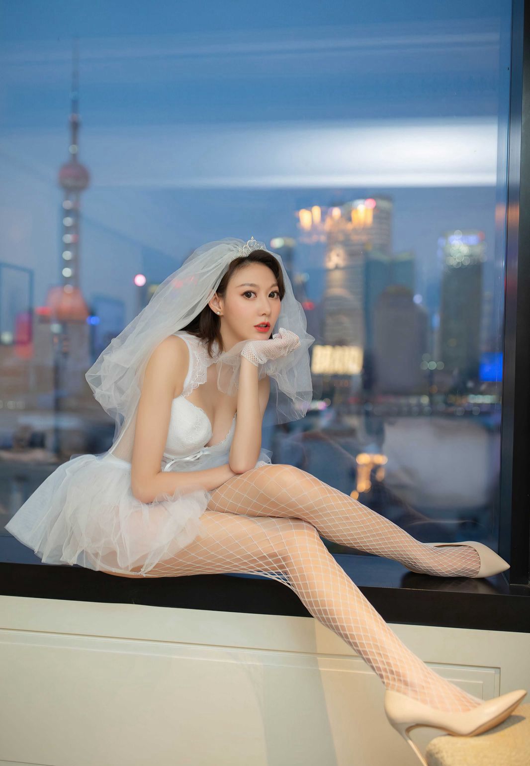 艺轩性感婚纱气质大美女性感吊带网袜高跟美腿撅臀人体