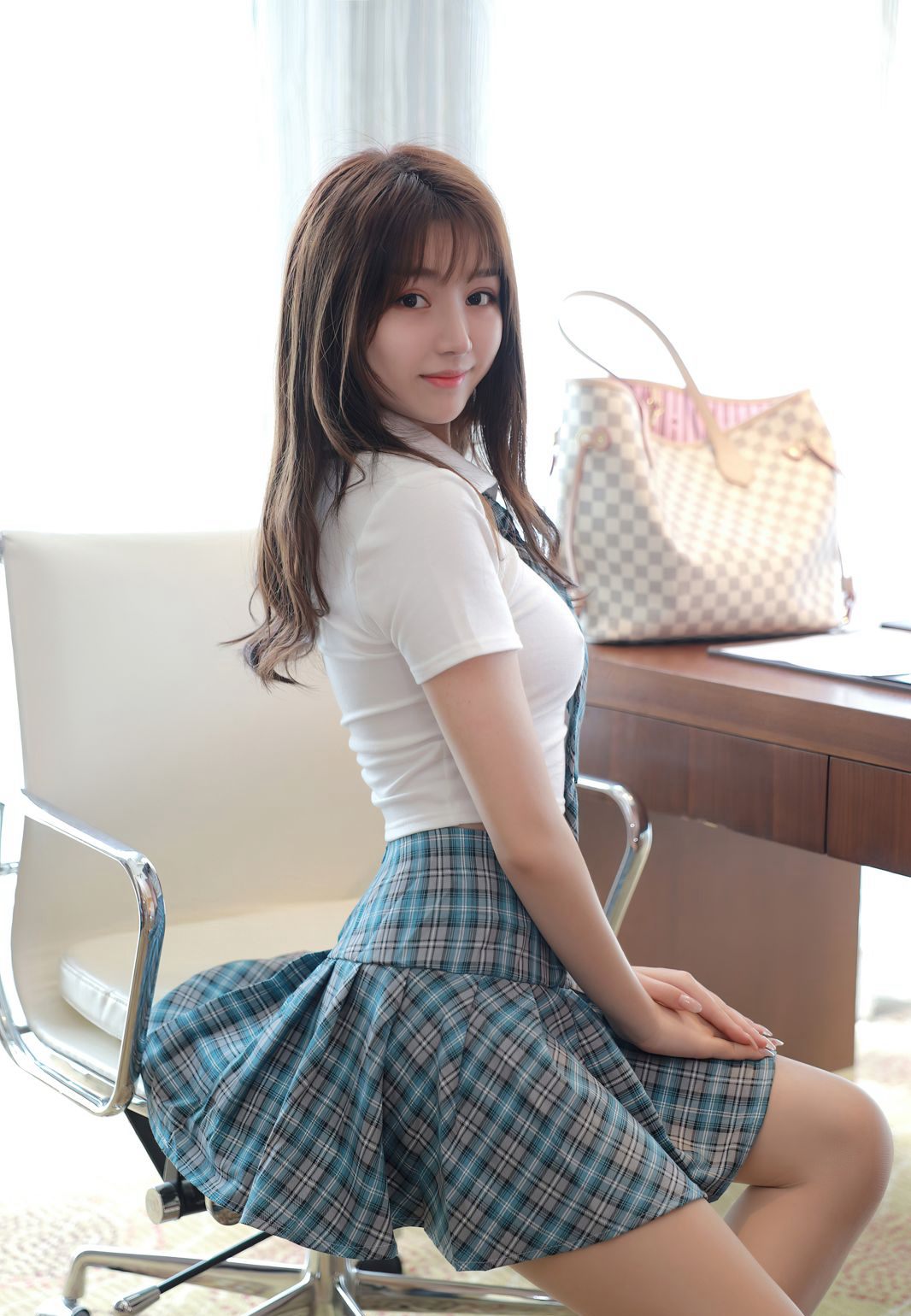 梦梵性感大圆臀诱惑肉丝袜JK服丁字裤臀控福利高清图片