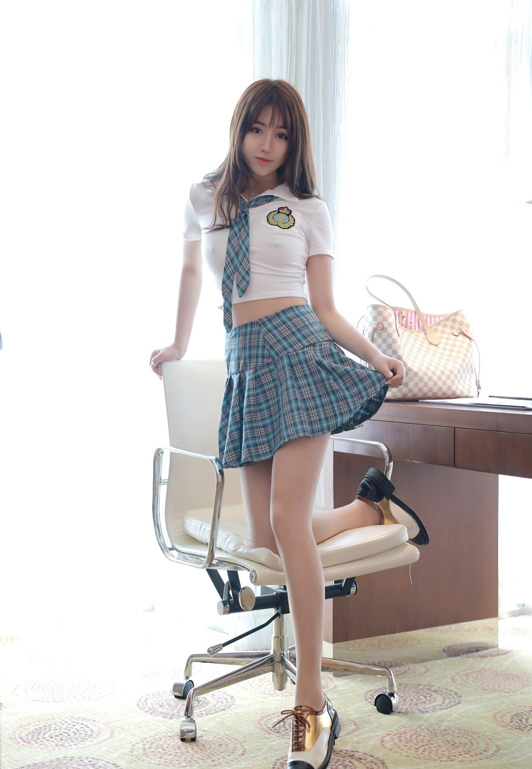 梦梵性感大圆臀诱惑肉丝袜JK服丁字裤臀控福利高清图片