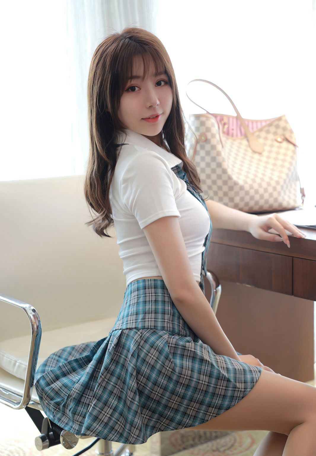 梦梵性感大圆臀诱惑肉丝袜JK服丁字裤臀控福利高清图片