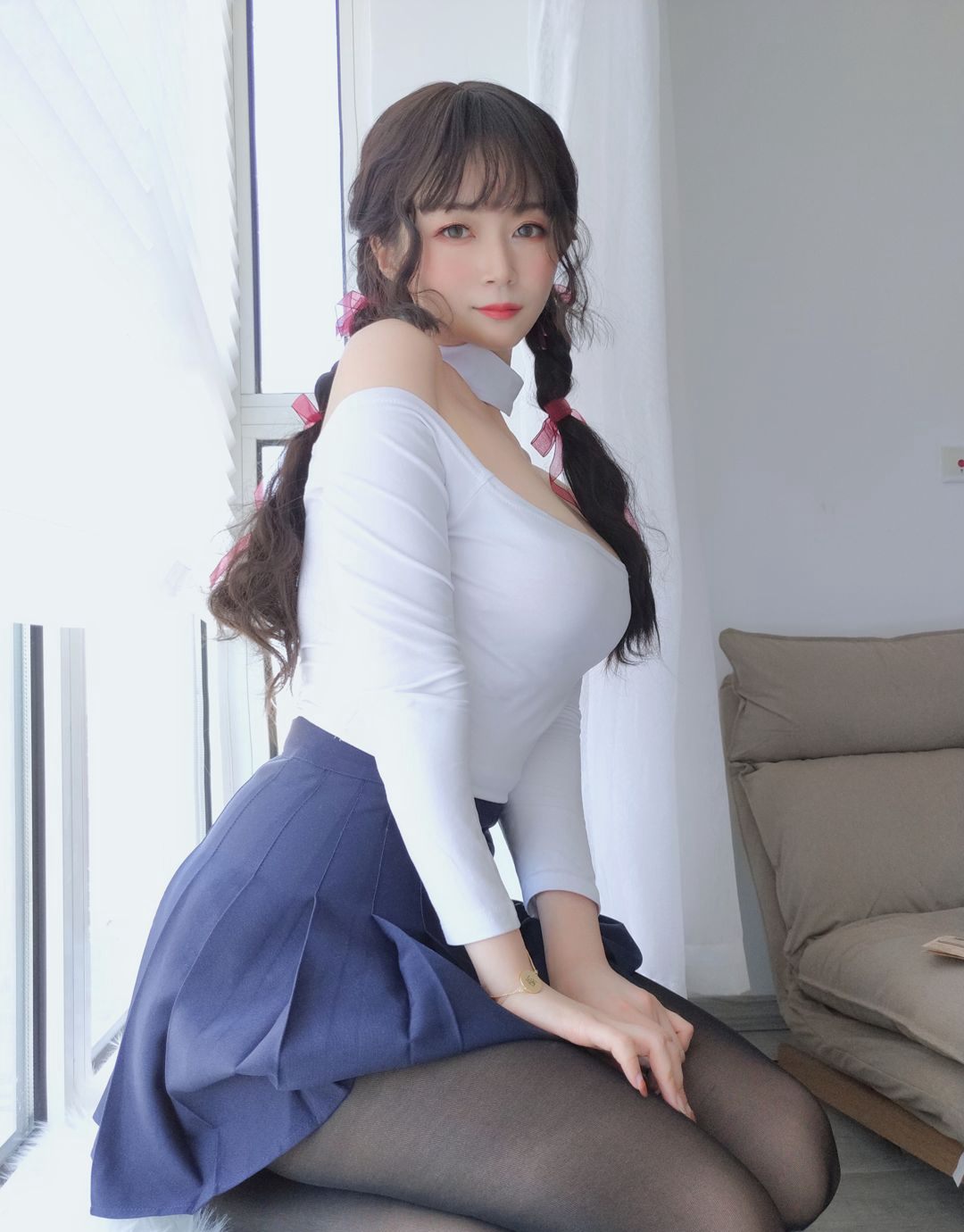 2020白银81黑色丝袜美腿超美性感丰满巨乳福利图